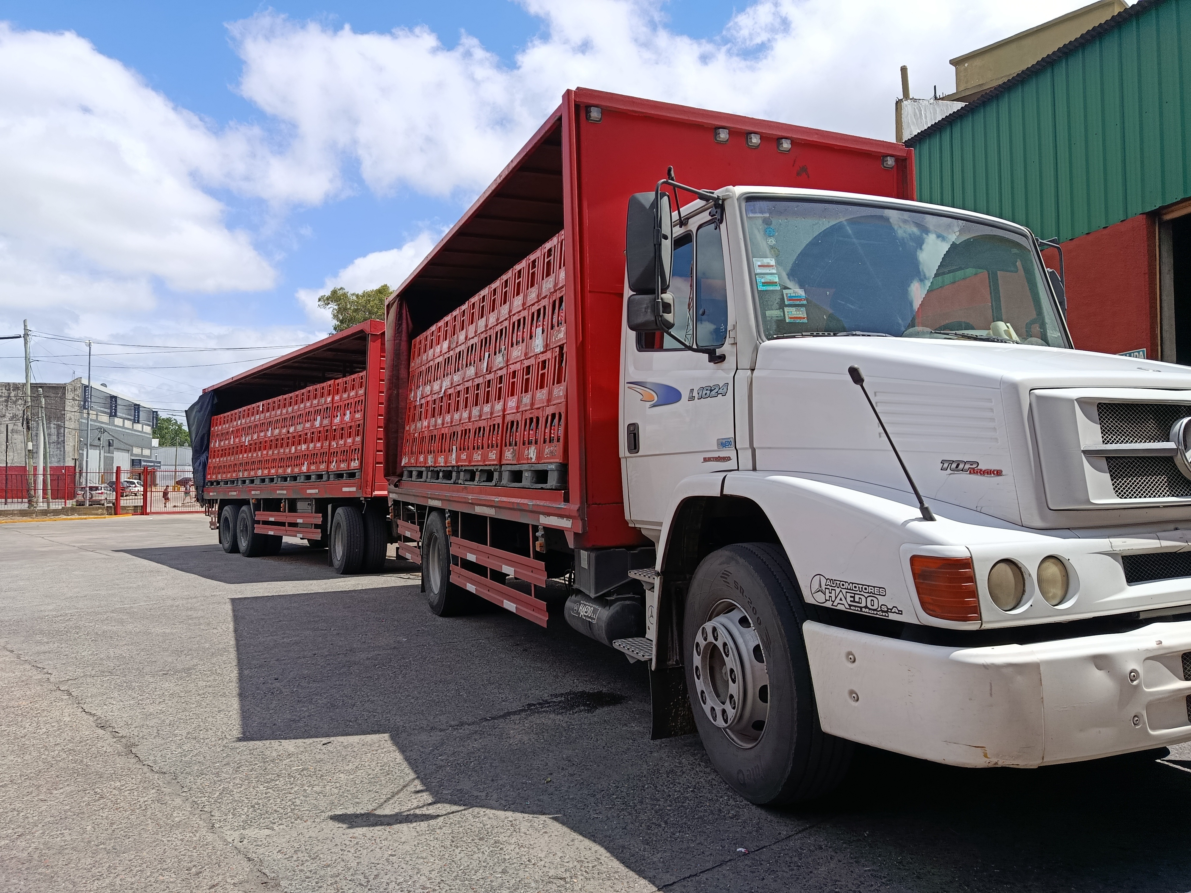 Camión cargado con productos para entrega